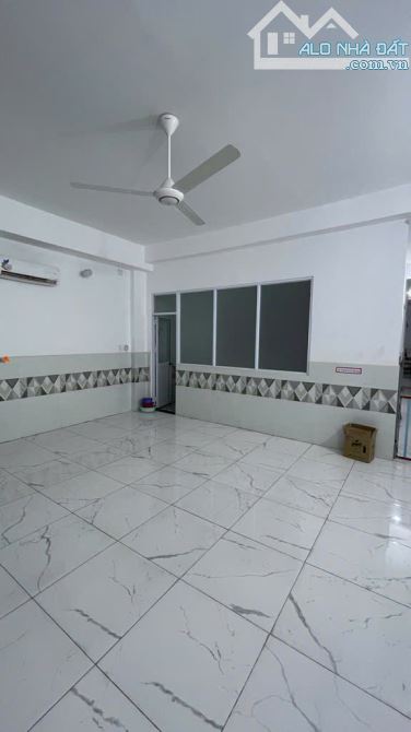 Nhà 5 tầng CÓ THANG MÁY 1/ đường LÊ VĂN KHƯƠNG phường HT Q12 dt 218m2 Hẻm 6m DT 35TR - 6