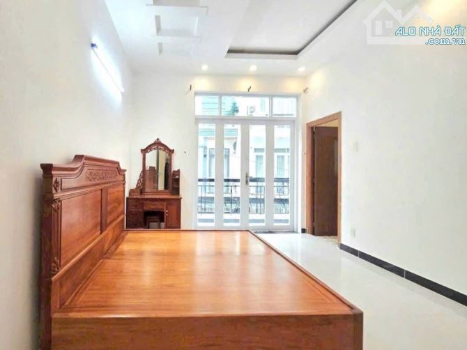 Bán nhà đẹp long lanh - hẻm xe hơi Thị trấn 5.3*10 giá: 7xtoi - 6