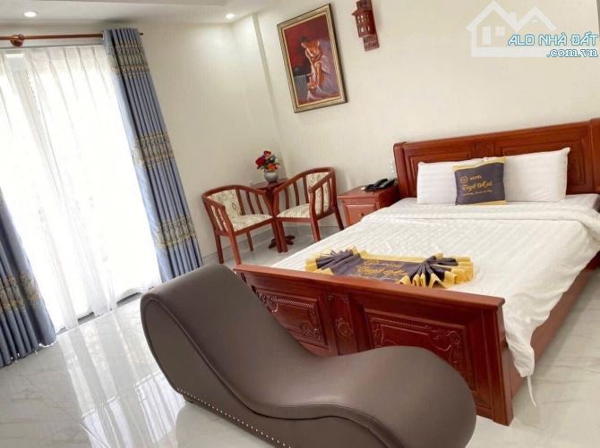BÁN KHÁCH SẠN VIP 50 PHÒNG NGAY BIỂN BÃI SAU - HẦM ĐI BỘ - NGANG 10 DT 295M2 - 7