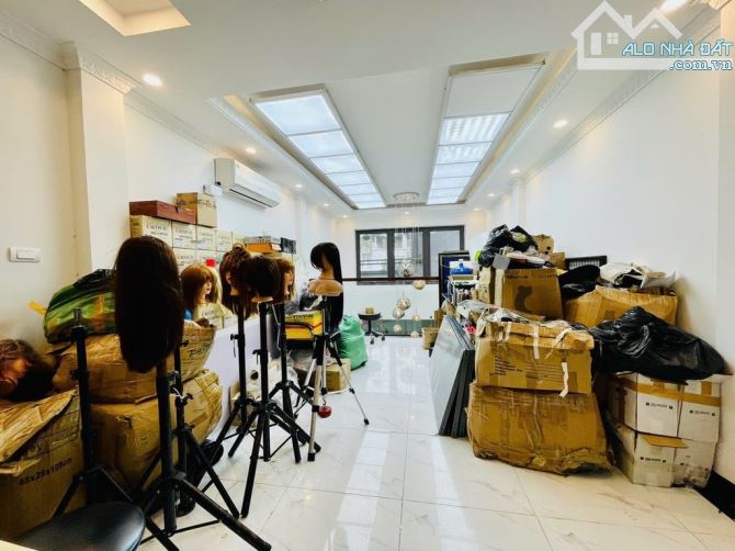 Bán nhà phố Giang Biên 40m2- 3 phòng ngủ- 7.5 tỷ, gần ô tô tránh, gần KĐT Việt Hưng - 8