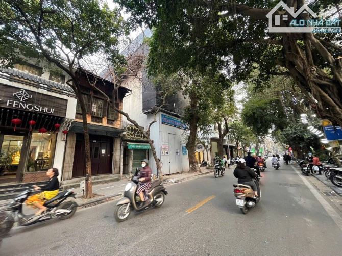 HÀNG MÃ - Toà nhà Mặt phố 200m2 6 tầng MT 17m - Lô góc - Vỉa hè - KD đỉnh
