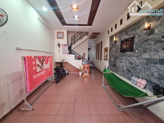 HẺM NHỰA Ô TÔ VÀO NHÀ, GẦN NÚT GIAO GÒ DƯA, DÒNG TIỀN ỔN ĐỊNH, 135m2 CHỈ 6 TỶ.
