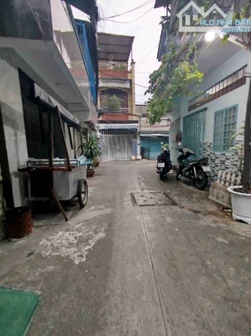 Nhà Cấp 4, để ở hoặc tiện cho việc xây mới, diện tích rộng, hẻm xe hơi, thông thoáng.