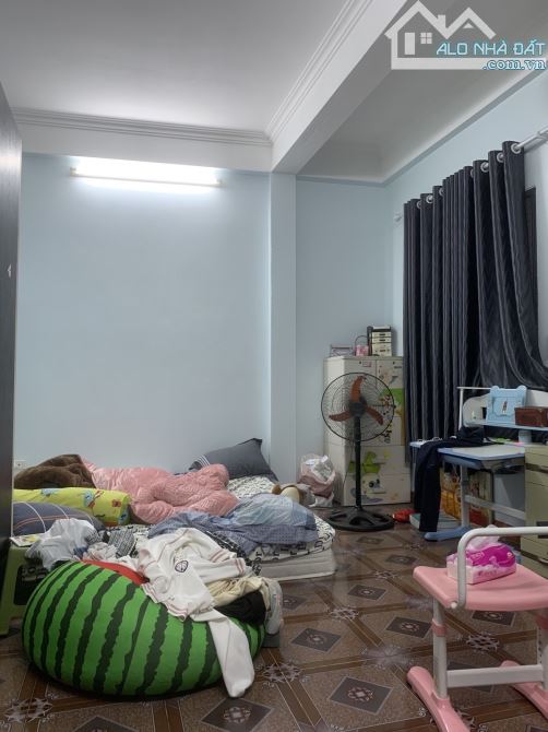 Nhà phố Nguyên Hồng, Đống Đa, 36m2 x 5 tầng, mặt tiền 5,2m, phân lô ô tô, kinh doanh!