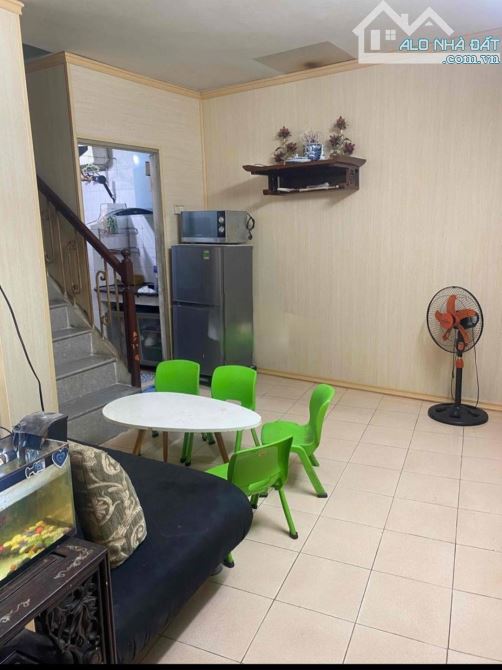 Cho thuê nhà ngõ Thanh Nhàn, 26m2 x 2.5 tầng 2 ngủ, 2 vệ sinh, 7 Tr ở gđ, nhóm đi làm