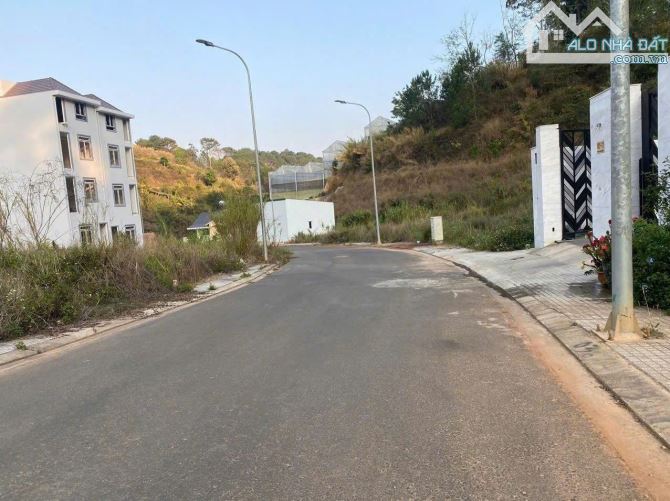 CẦN TIÊN GIẢI QUYẾT CÔNG VIỆC KINH DOANH BÁN LÔ ĐẤT TAI KQH AN SƠN P4 TP ĐÀ LẠT