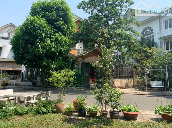 BT cao cấp sông ông lớn xã Bình Hưng - Bình Chánh TP HCM ; 15x24m 3 Tầng + lửng