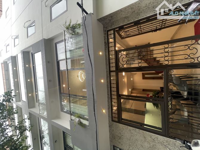 BÁN NHÀ VIỆT HƯNG 5 tầng oto đỗ cách 5m giá chỉ hơn 6 đồng