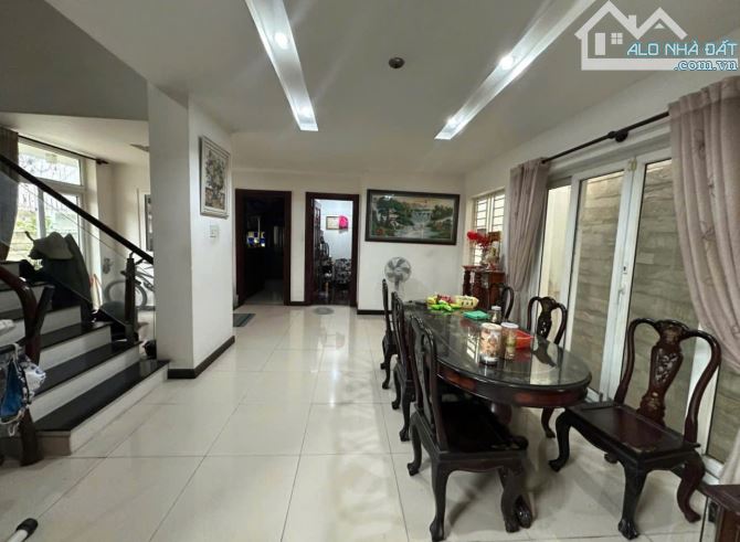 Bán Biệt Thự 1 trệt 3 lầu ngay Vincom Lê Văn Việt - Q9. DT: 10 x 24 = 240m2 - Chỉ 22.7 tỷ