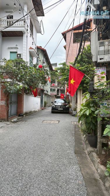 Cần bán nhanh nhà phân lô Nguyễn Sơn, ô tô vào nhà, mặt tiền bề thế, tặng full nội thất