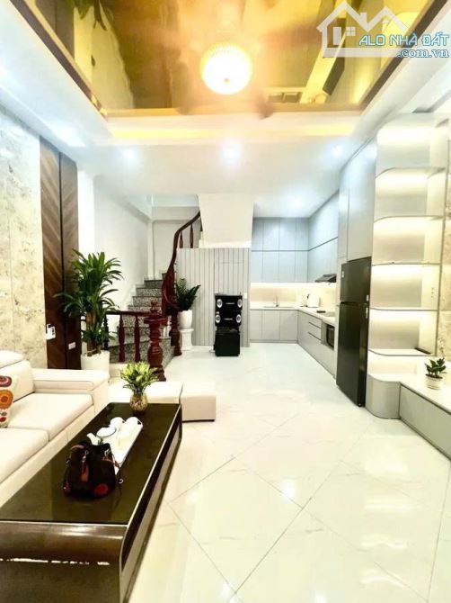 Bán phố Kim Giang, Thanh Trì ngõ rộng, ô tô đỗ cách nhà 15m. DT 34m, 5 tầng chào 6,5 tỷ