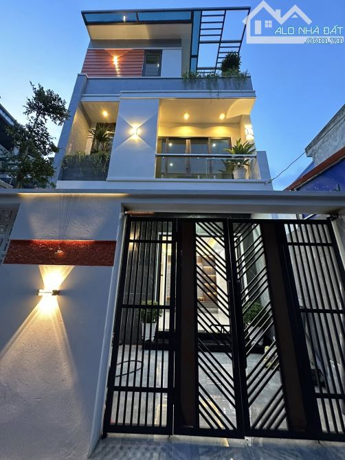 CĂN NHÀ  NGÕ KHU VỰC LÊ HỒNG SƠN = THÔNG RA KHU QUÂN NHÂN