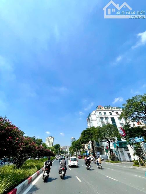BÁN GẤP NHÀ ĐỐNG ĐA: DIỆN TÍCH 56M², 4 TẦNG, GẦN PHỐ, Ô TÔ ĐỖ CỬA, GIÁ CHÀO 9.65 TỶ