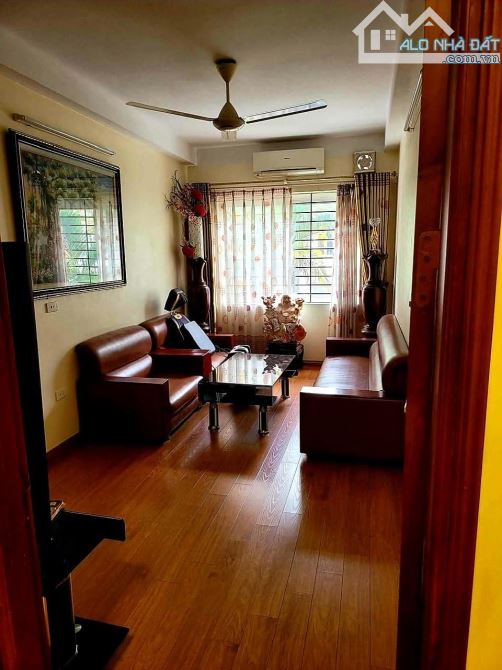 PHẠM VĂN ĐỒNG, DT 40M² x 4T, MT 3M - 6.8 TỶ. GẦN PHỐ - HAI MẶT THOÁNG - Ô TÔ ĐỖ CỔNG -