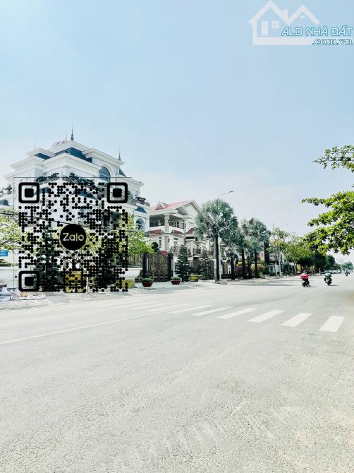 Khu Tên Lửa - 4 tầng - 250m² (ngang 8m) - 5PN - Gara ôtô - nội thất xịn