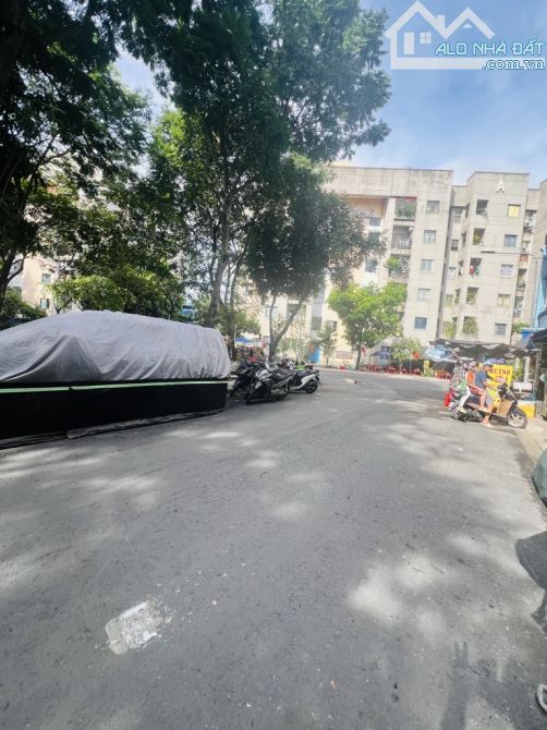 Bán nhà khu Lý Chiêu Hoàng, Gần The Privia Khang Điền, 4X14, 3 tầng, xe hơi vào nhà.