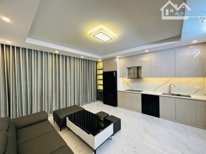 Bán nhà Hoàng Hoa Thám, 6 tầng thang máy, ô TÔ, Kinh doanh đỉnh, 2 thoáng DT 35m 18 tỷ