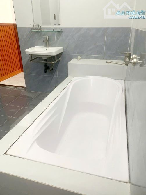 Bán nhà 1 trệt, 1 lầu 5x28.6m  gần Ủy Ban Xã, Chợ Mỹ Hạnh Nam, Đức Hòa, Long An giá 3 tỷ - 11