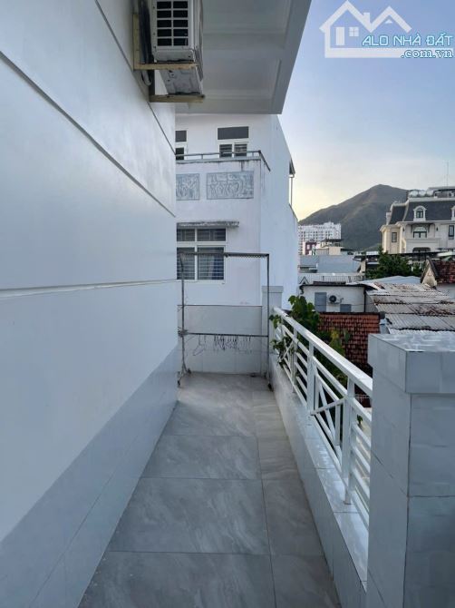 nhà đẹp 3 tầng full nội thất, hẻm nguyễn biểu, cách biển 500m - 11