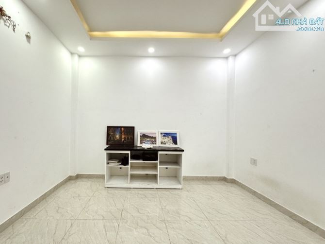 BÁN NHÀ PHAN VĂN TRỊ, P11, BÌNH THẠNH - HẺM NHỰA  Ô TÔ  - 5 TẦNG – 40M2 - GIÁ CHỈ 8.5 TỶ - 1