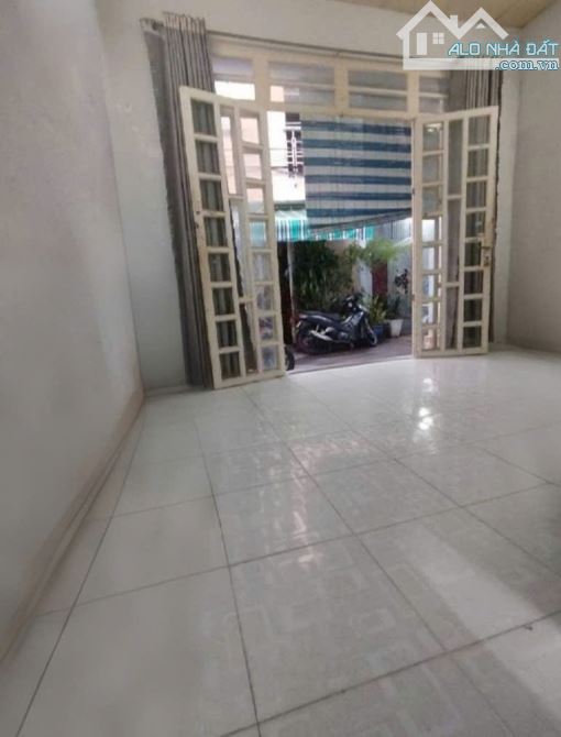 Nhà Cấp 4, để ở hoặc tiện cho việc xây mới, diện tích rộng, hẻm xe hơi, thông thoáng. - 1