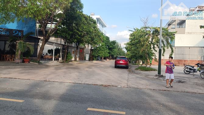 Bán nhà TTHC Dĩ An, 117m2, Đường L, Dĩ An, TP HCM chỉ hơn 8tỷ