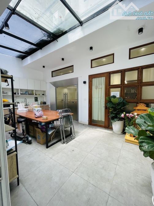 Bán nhà phố Đặng Văn Ngữ, Đống Đa, ngõ ô tô, gần hồ, 108m2 x 4 tầng, mặt tiền 6,7m, 35 tỷ! - 1
