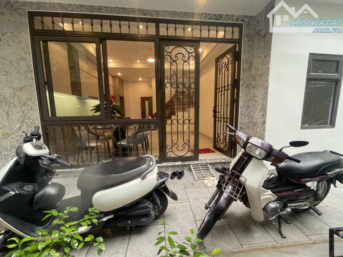 BÁN NHÀ VIỆT HƯNG 5 tầng oto đỗ cách 5m giá chỉ hơn 6 đồng - 1