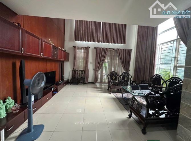 Bán Biệt Thự 1 trệt 3 lầu ngay Vincom Lê Văn Việt - Q9. DT: 10 x 24 = 240m2 - Chỉ 22.7 tỷ - 1