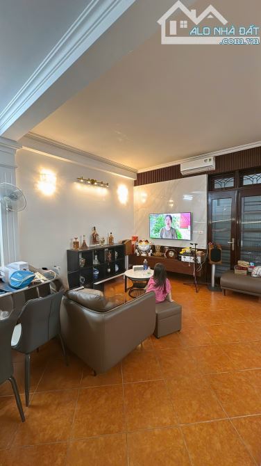 Cần bán nhanh nhà phân lô Nguyễn Sơn, ô tô vào nhà, mặt tiền bề thế, tặng full nội thất - 1