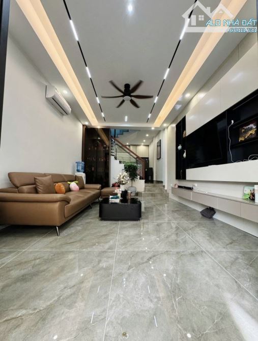 BÁN GẤP NHÀ ĐƯỜNG NGUYỄN HIỀN-QUẬN 3 giá 5tỷ550 SỔ HỒNG RIÊNG - 1