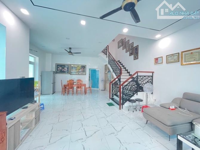 🍎 GẦN BX Q8 BIỆT THỰ 2 MẶT TIỀN ĐƯỜNG 12M 10x16 3 TẦNG 4PN 💰 CHỈ 16T5 - 1