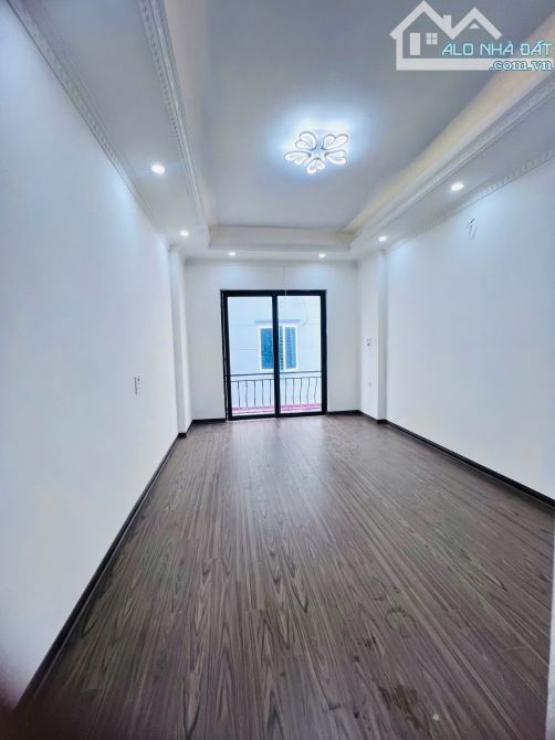 bán nhà Đại Cát 37m2 - mặt tiền 3,5m - 5 tầng - Giá 5,85 tỷ. Lô góc, ô tô đỗ cửa. - 1