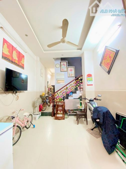 BÁN NHÀ NGUYỄN VĂN CỪ QUẬN 1 - VÀI BƯỚC RA MẶT TIỀN - 4 TẦNG 33M2 - GIÁ 7.X TỶ - 1