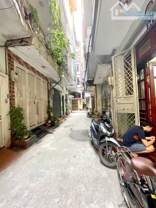 BÁN GẤP NHÀ ĐỐNG ĐA: DIỆN TÍCH 56M², 4 TẦNG, GẦN PHỐ, Ô TÔ ĐỖ CỬA, GIÁ CHÀO 9.65 TỶ - 1