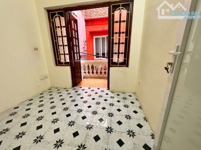 Ngọc Khánh, 32m, 3ngủ, Ngõ rộng 3m, Nhà dân xây đẹp ở luôn, Sổ vuông, Không quy hoạch, Rẻ - 2