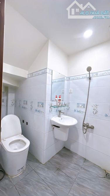 BÁN NHÀ KHU VIP MẶT TIỀN LÔ NHÌ HOÀNG DIỆU 5 TẤM GIÁ 5TỈ 950 SÁT MT VÀ GIÁP Q1 KHU ĐỒNG BỘ - 2