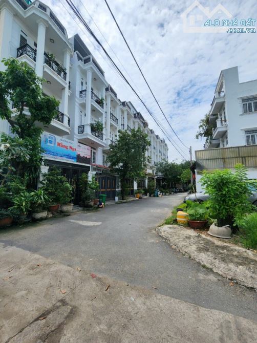 Đất full thổ cư lô góc 2 mặt tiền ngang khủng 10m tổng 100m2 SHR ở Thạnh Lộc Quận 12 - 2
