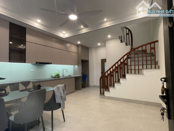 BÁN NHÀ VIỆT HƯNG 5 tầng oto đỗ cách 5m giá chỉ hơn 6 đồng - 2