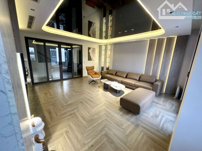 Siêu phẩm Ngọc Thuỵ, 8 tầng thang máy, Gara 2 Oto, Full nội thất DT 60m2 - MT 5.5m - 2