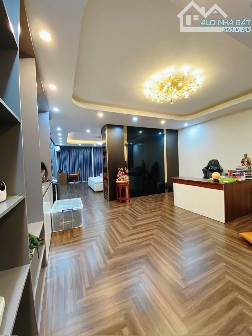Bán tòa nhà đường ven hồ Linh Quang, Đống Đa, Dt 79m2, 9t, mt 5m. - 2