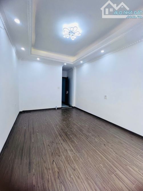 bán nhà Đại Cát 37m2 - mặt tiền 3,5m - 5 tầng - Giá 5,85 tỷ. Lô góc, ô tô đỗ cửa. - 2