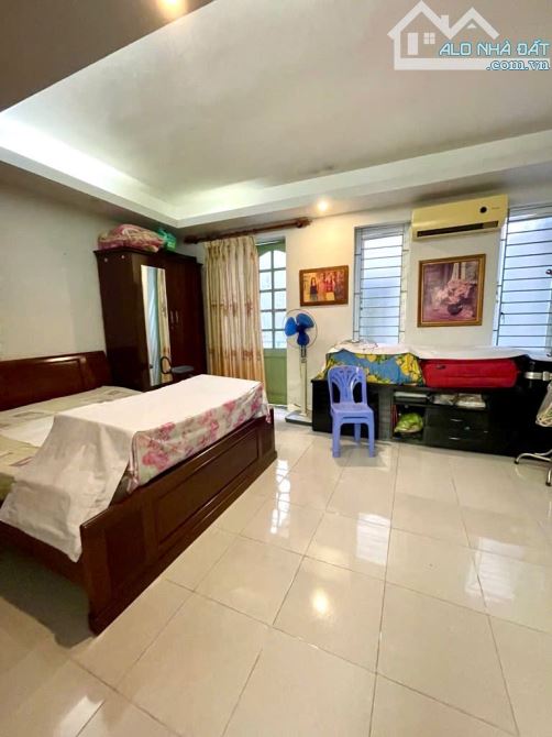 BÁN GẤP NHÀ ĐỐNG ĐA: DIỆN TÍCH 56M², 4 TẦNG, GẦN PHỐ, Ô TÔ ĐỖ CỬA, GIÁ CHÀO 9.65 TỶ - 2