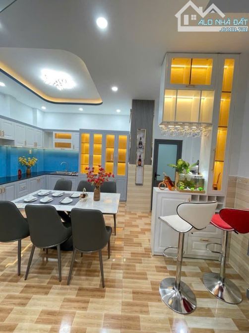 Nhà 3 tầng, Huỳnh Tấn Phát, TT Nhà Bè. DT 64m2, ngang 5m, HXH, full nội thất. Nhỉnh 6T - 4
