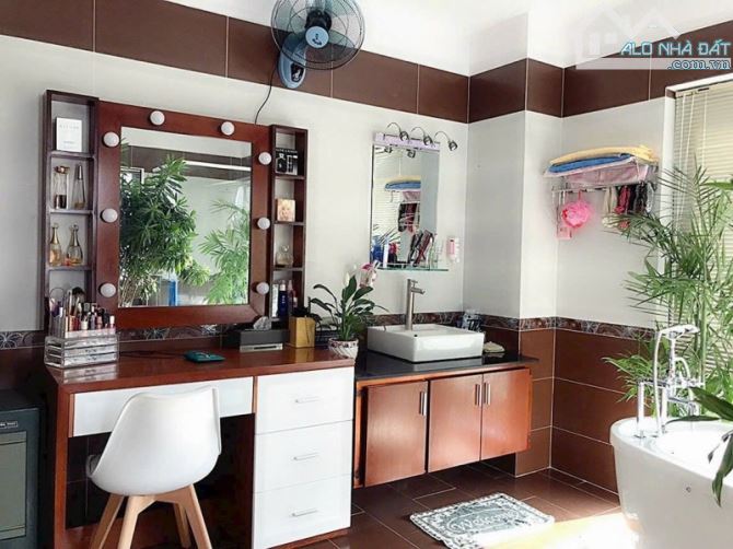 Bán nhà ngõ 35 Cát Lái, Q.2, 112m2, 3 tầng, 3PN, SH, 11,05  tỷ. LH: - 3