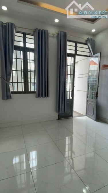 Q6 - GẦN TRƯỜNG CẤP 1-2-3 - CHỢ PHÚ ĐỊNH - 3PN - HẺM XE HƠI - SHR - 40M2 - 3 TẦNG - 5,2TỶ - 3
