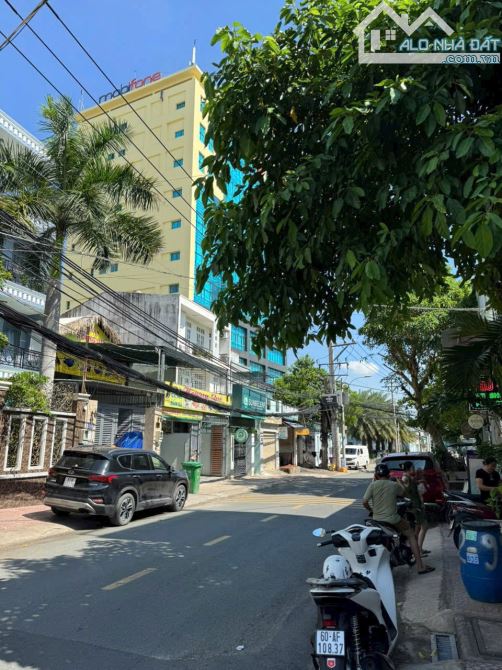 Bán Biệt Thự 1 trệt 3 lầu ngay Vincom Lê Văn Việt - Q9. DT: 10 x 24 = 240m2 - Chỉ 22.7 tỷ - 3