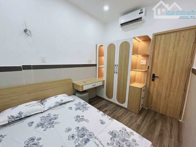 Bán Nhà Bình Thạnh - Gần Hàng Xanh - Sát Mặt Tiền - 2 Tầng - Full Nội Thất - Chỉ 4.15 tỷ - 3