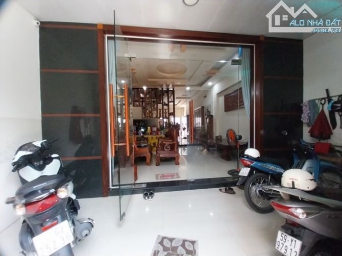 Nguyễn Thi Búp q12/ 5,5 x18 4 lầu btct có công viên 8 tỷ - 4