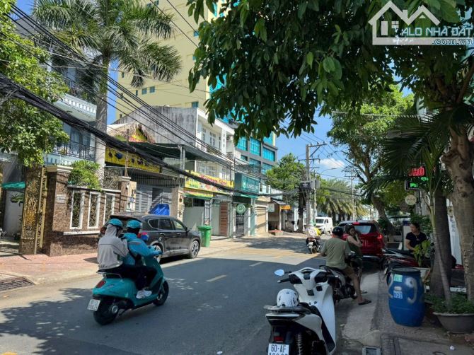 Bán Biệt Thự 1 trệt 3 lầu ngay Vincom Lê Văn Việt - Q9. DT: 10 x 24 = 240m2 - Chỉ 22.7 tỷ - 4
